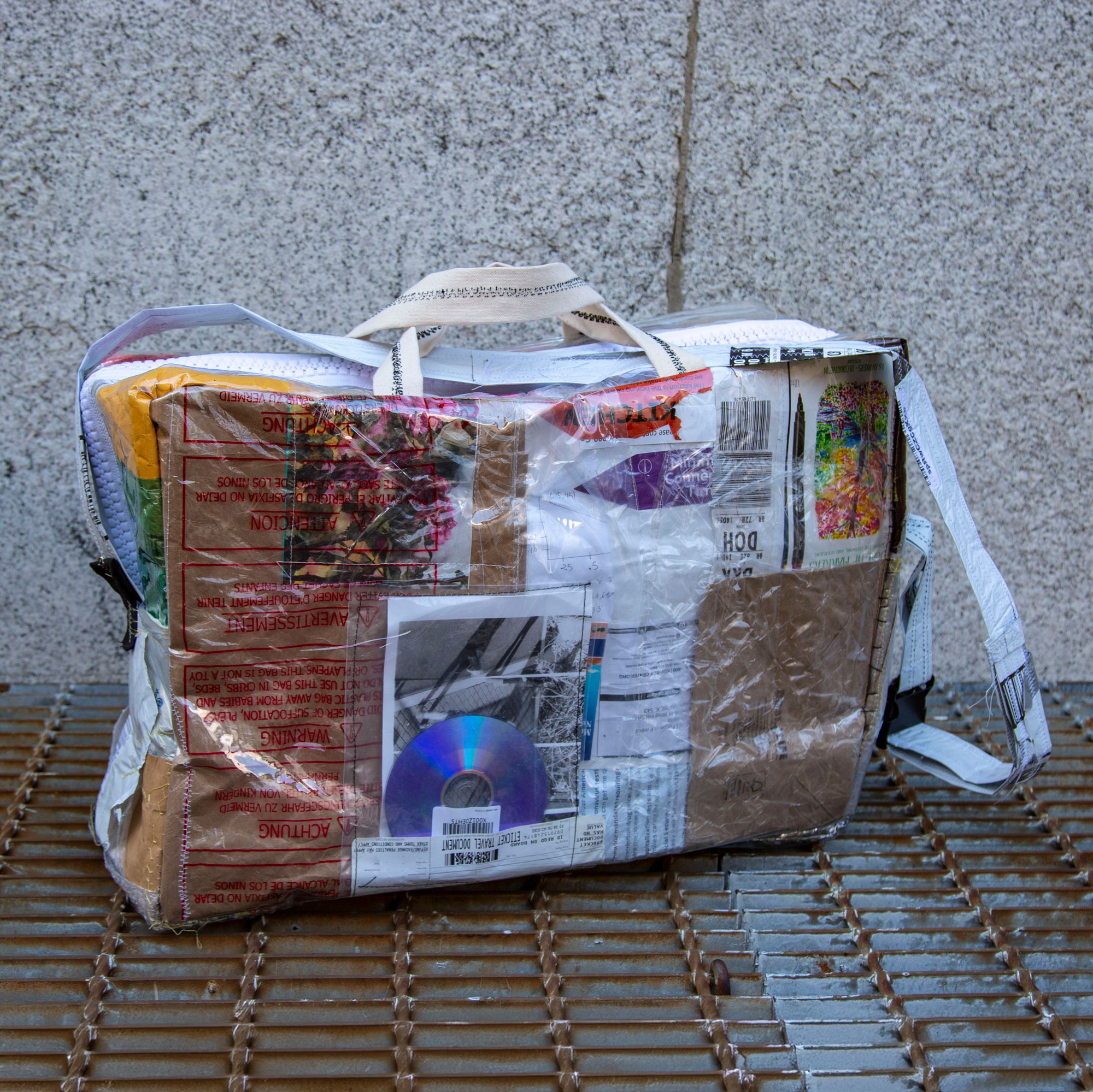 The lining and straps of this tote are reinforced with thick cotton canvas to enhance the bag’s durability.