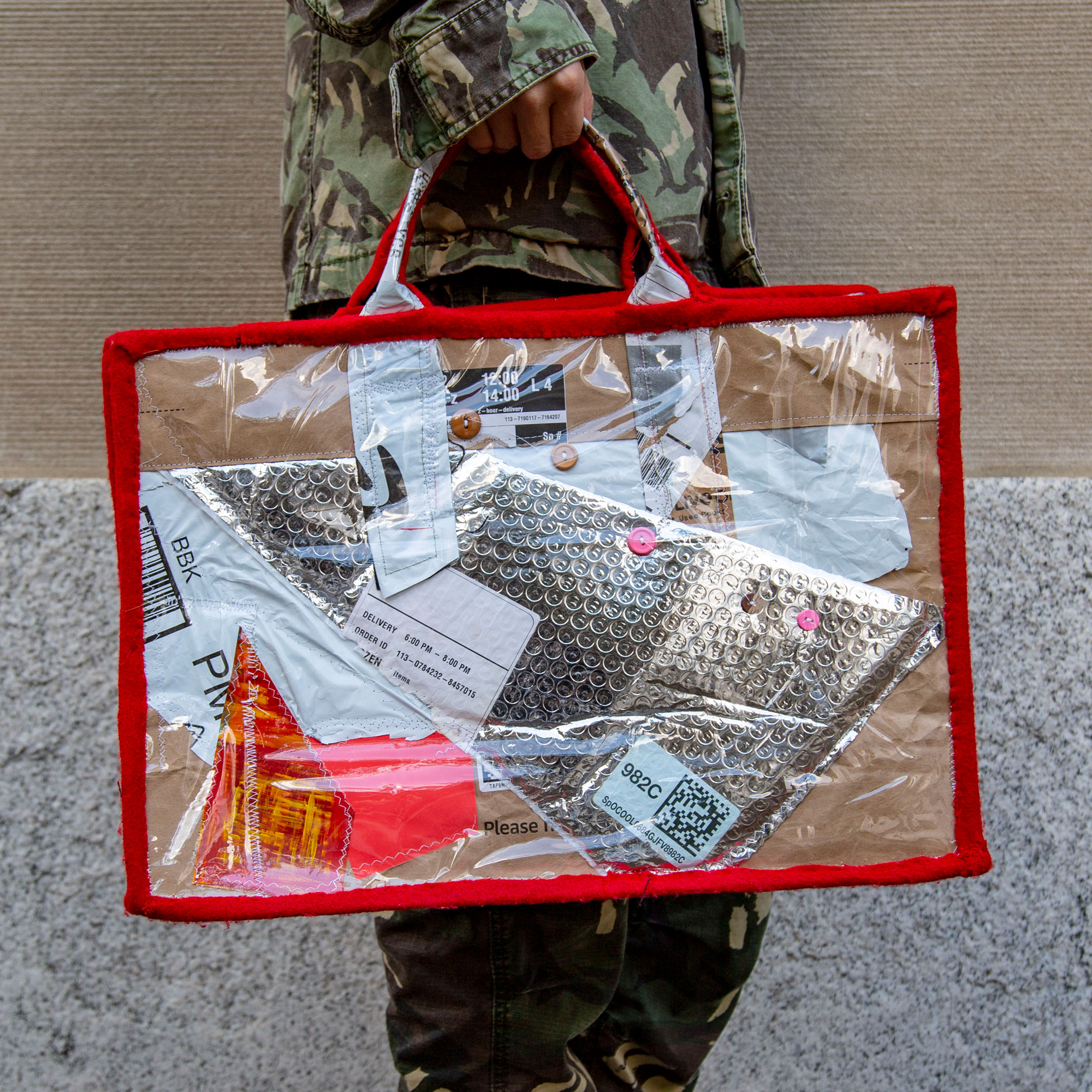 This handbag is not only durable and functional, capable of carrying up to 20 kg (44 lbs), but its pattern, reminiscent of a Dadaist collage, also adds a unique touch of artistry to the bag.